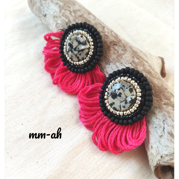 再販♡3 ダルメシアンBLACK刺繍＊ループフリンジピアス＊ピンク 2枚目の画像