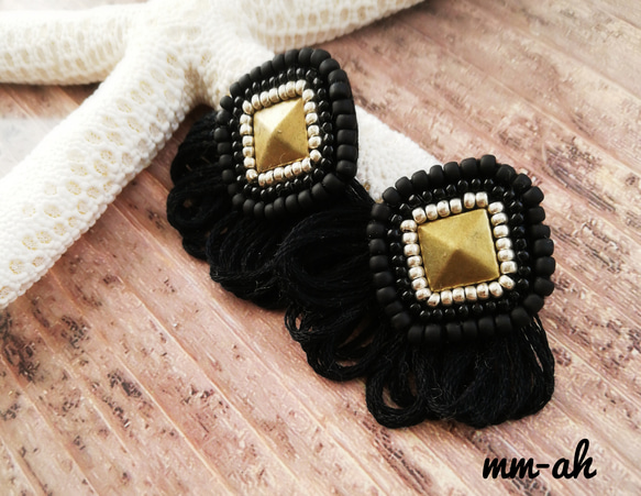 スタッズ刺繍フープフリンジピアス#black 2枚目の画像