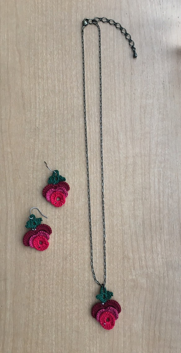 薔薇のネックレス 1枚目の画像