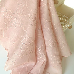 草木染刺繍ハンカチ　バラ（サーモンピンク） 2枚目の画像