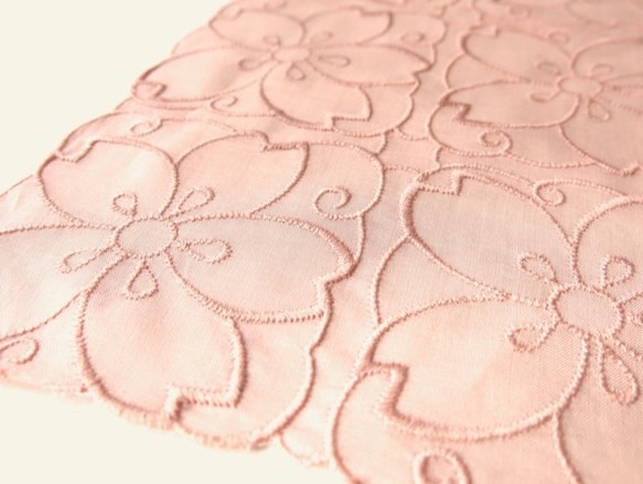 草木染 桜刺繍ハンカチ（桜色） 3枚目の画像