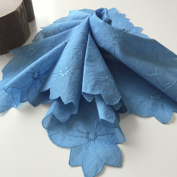 藍染刺繍ハンカチ　テッセン（ミディアムブルー） 1枚目の画像