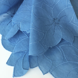 藍染刺繍ハンカチ　テッセン（ミディアムブルー） 2枚目の画像