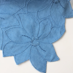 藍染刺繍ハンカチ　テッセン（ミディアムブルー） 3枚目の画像
