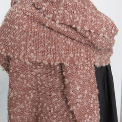 草木染手織りアルパカふわふわループマフラー(茜色） 3枚目の画像