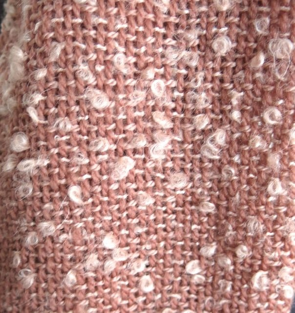 草木染手織りアルパカふわふわループマフラー(茜色） 5枚目の画像