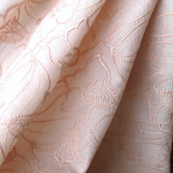 草木染刺繍ハンカチ　ユリ（サーモンピンク） 2枚目の画像