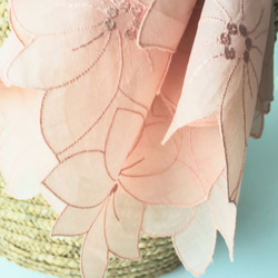 草木染刺繍ハンカチ　テッセン（サーモンピンク） 2枚目の画像