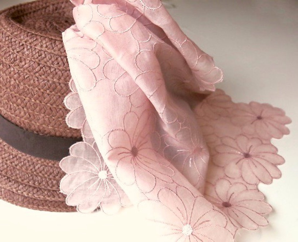 草木染刺繍ハンカチ　マーガレット（ピンク） 1枚目の画像