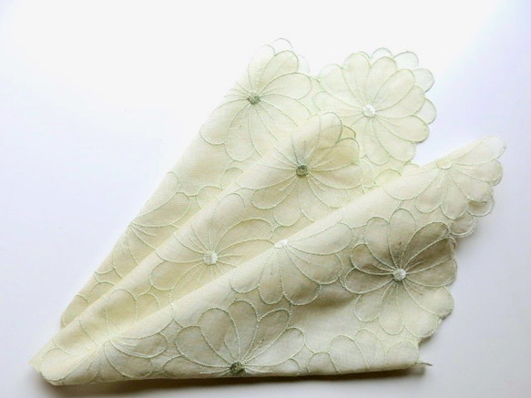 新色 草木染刺繍ハンカチ　マーガレット（ライムイエロー） 2枚目の画像