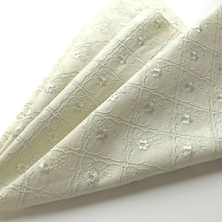 草木染刺繍ハンカチ　プチローズ（ライム） 2枚目の画像
