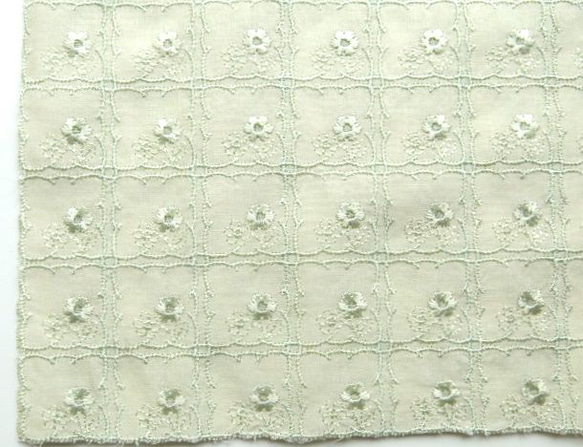 草木染刺繍ハンカチ　プチローズ（ライム） 3枚目の画像