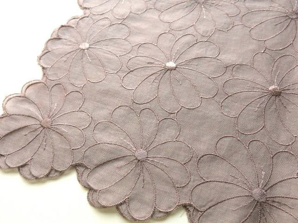 草木染刺繍ハンカチ　マーガレット（グレイジュ） 2枚目の画像