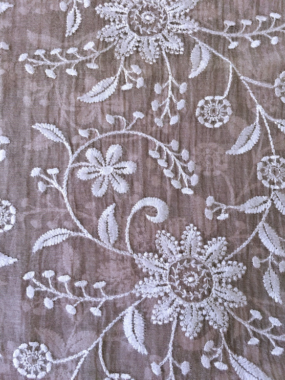 ひば染め絹/綿 フラワー総刺繍ストール（グレイジュ） 5枚目の画像