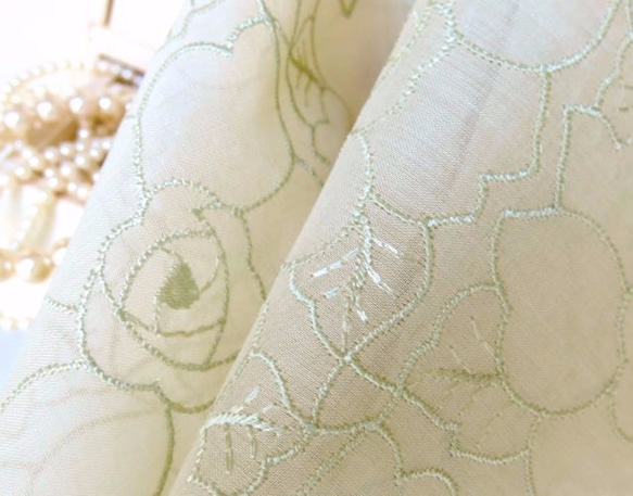 新色 草木染刺繍ハンカチ　バラ（ライムイエロー） 2枚目の画像