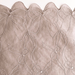 新柄草木染刺繍ハンカチ　リボン（グレイジュ） 2枚目の画像