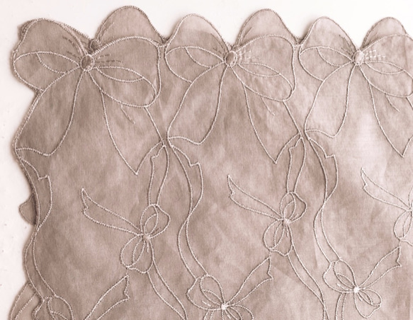 新柄草木染刺繍ハンカチ　リボン（グレイジュ） 2枚目の画像