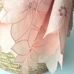草木染刺繍ハンカチ　テッセン（サーモンピンク） 2枚目の画像