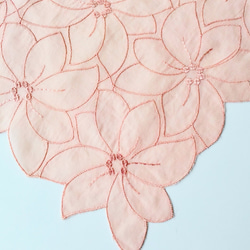 草木染刺繍ハンカチ　テッセン（サーモンピンク） 3枚目の画像