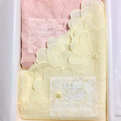 草木染刺繍ハンカチ　テッセン（サーモンピンク） 5枚目の画像