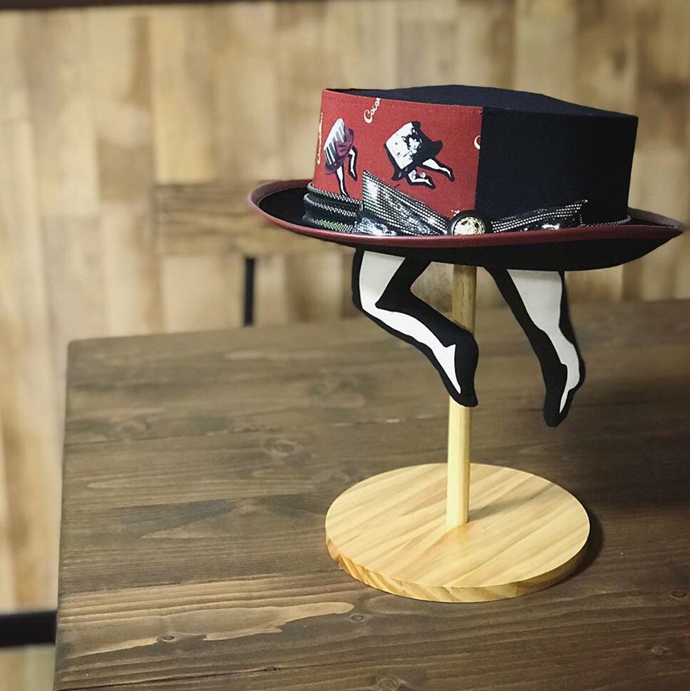 帽子くんスタンド(ベージュ×黒パンツ)