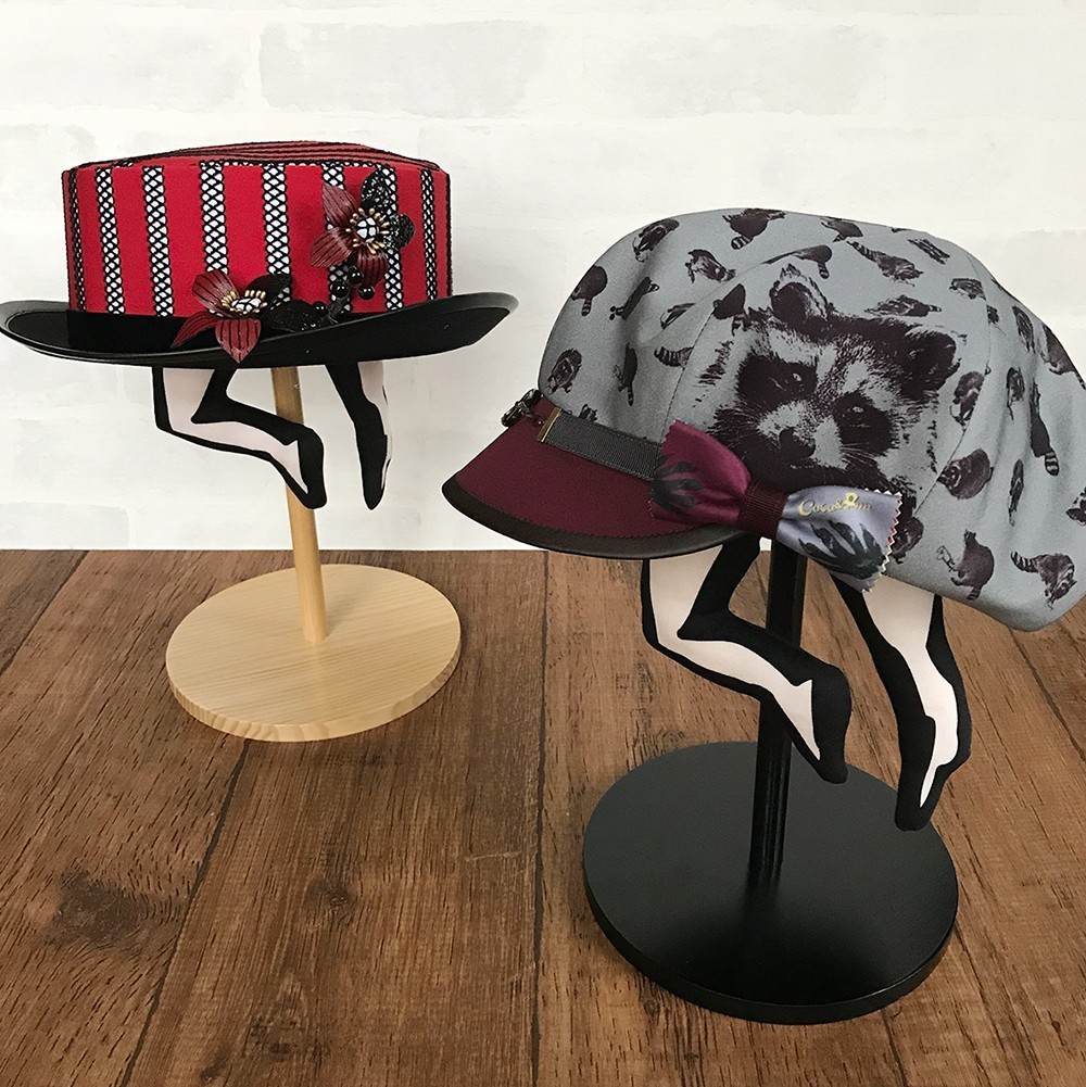 帽子くんスタンド(ベージュ×黒パンツ)