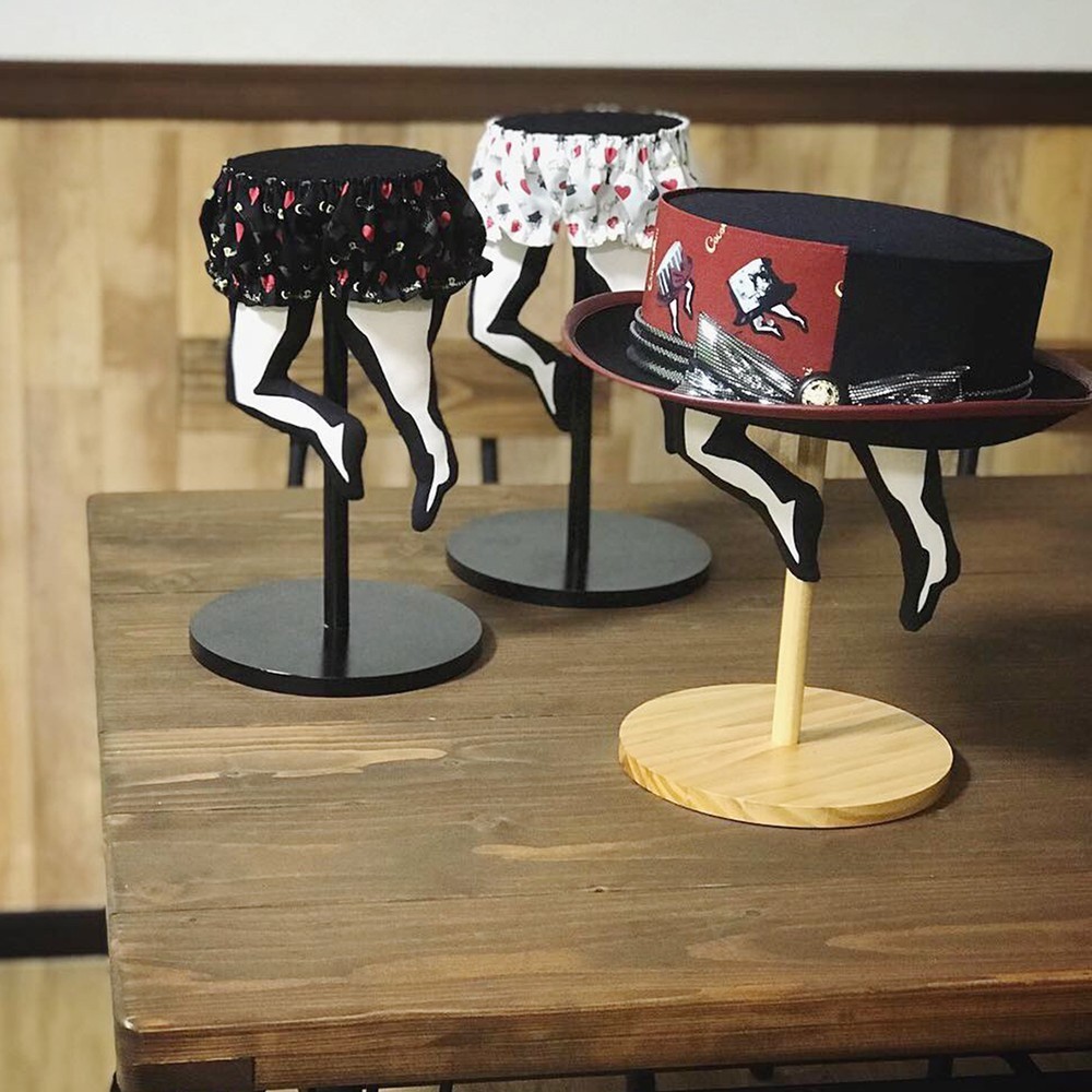 帽子くんスタンド(ベージュ×黒パンツ)