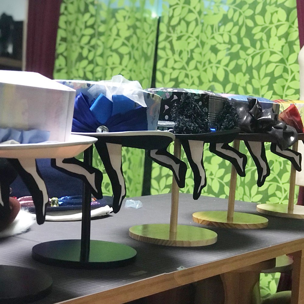 帽子くんスタンド(ベージュ×黒パンツ)