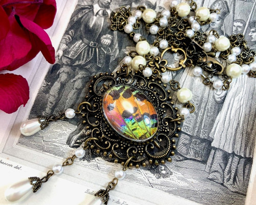 ニシキオオツバメガ翅のエレガントパールネックレス ネックレス