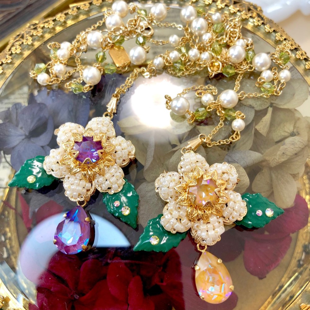 タペストリーワークのフラワーネックレス(オークルディライト)