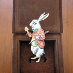 時計を見つめるウサギのブローチ 1枚目の画像