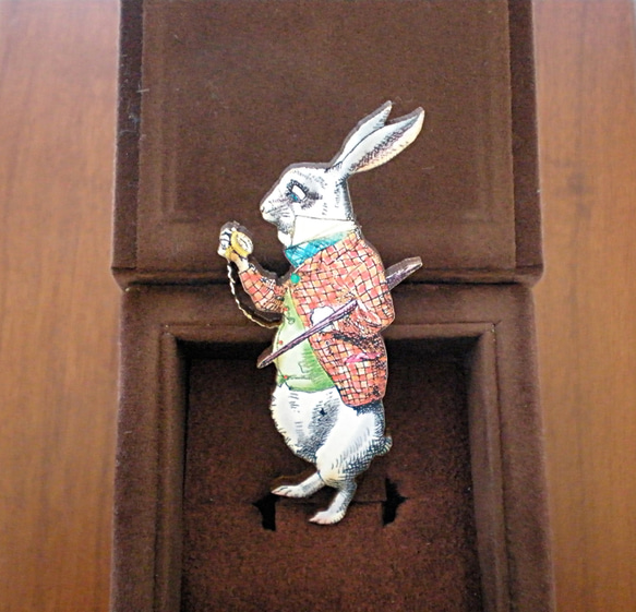 時計を見つめるウサギのブローチ 1枚目の画像