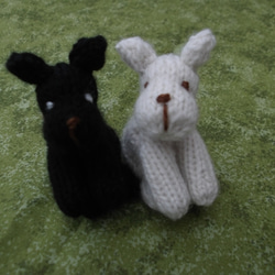 白と黒の編み犬セット 2枚目の画像