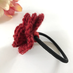 フラワー毛糸編みヘアゴム　赤 2枚目の画像