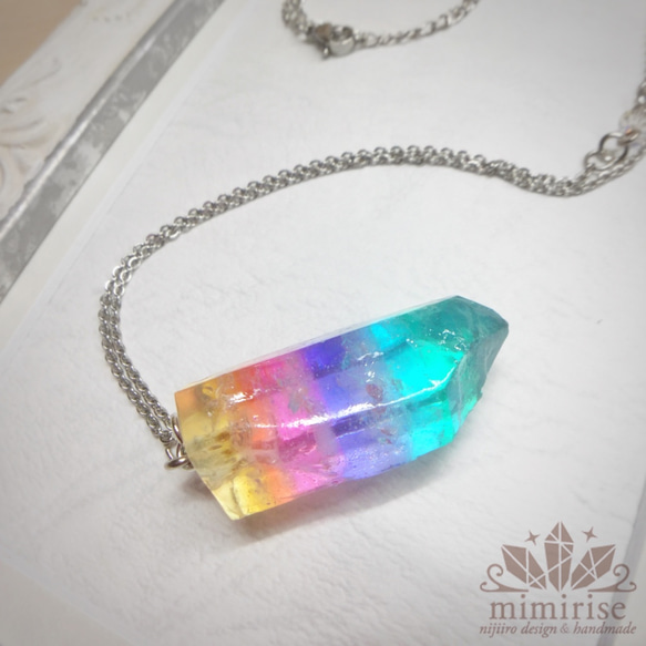 虹色水晶のかけらペンダントB（レジン鉱石） ネックレス