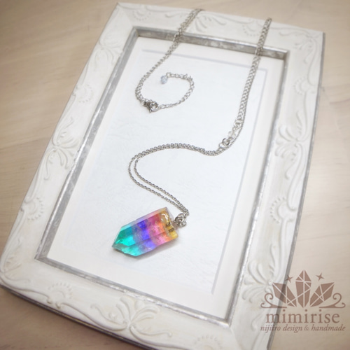 虹色水晶のかけらペンダントB（レジン鉱石） ネックレス