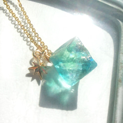 花緑青フローライトのペンダント(M)【レジン鉱石】☆再出品
