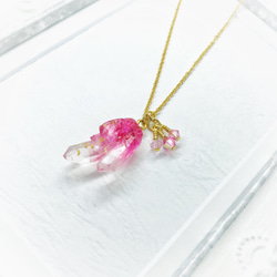 嬌小的水晶群項鍊（粉紅色康乃馨） 第3張的照片