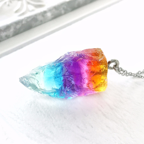 虹色水晶のかけらペンダントD（レジン鉱石） ネックレス・ペンダント