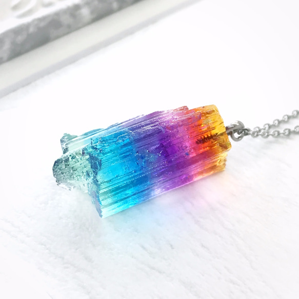 虹色水晶のかけらペンダントE（レジン鉱石） 1枚目の画像
