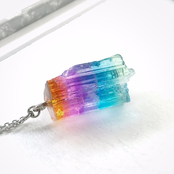 虹色水晶のかけらペンダントE（レジン鉱石） 3枚目の画像
