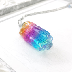 虹色水晶のかけらペンダントE（レジン鉱石） 4枚目の画像
