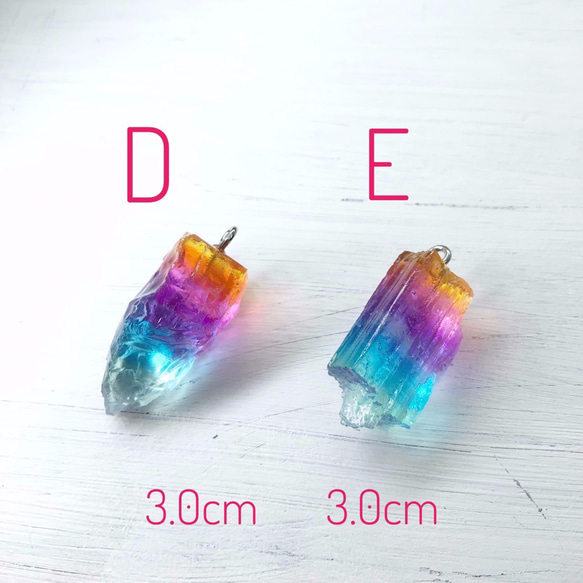 虹色水晶のかけらペンダントE（レジン鉱石） 6枚目の画像