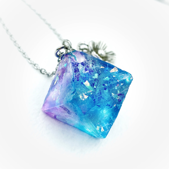 紫陽花色フローライトのペンダント(L) 【レジン鉱石
