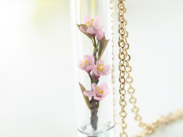 【季節のミニチュアフラワー 春の ガラスチューブペンダント 桜2】 2枚目の画像