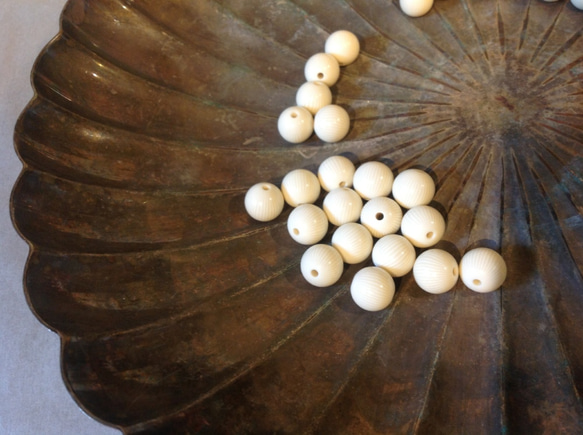 Vintage germany casein plastic beads round ivory ビンテージビーズ 2枚目の画像