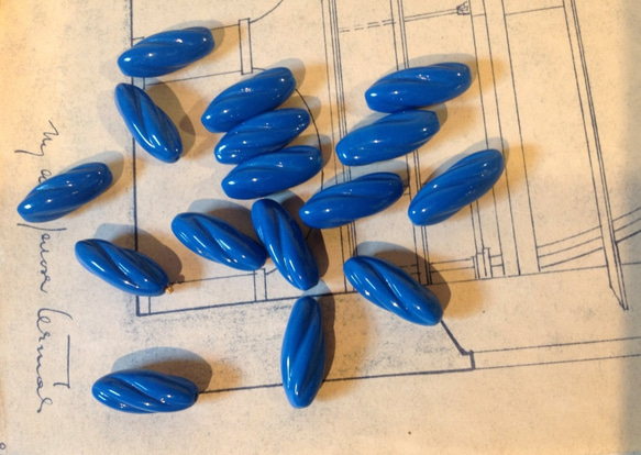 Vintage Italy lucite twist blue beads ヴィンテージ ツイスト ビーズ 2枚目の画像