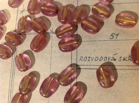 Vintage germany lucite purple gold oval beads ヴィンテージ ビーズ 1枚目の画像