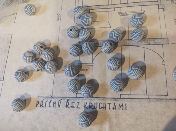 Vintage germany round knot beads blue ヴィンテージ ビーズ 2枚目の画像