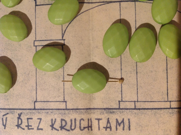 Vintage germany oval beads matte lime green ヴィンテージ ビーズ 1枚目の画像